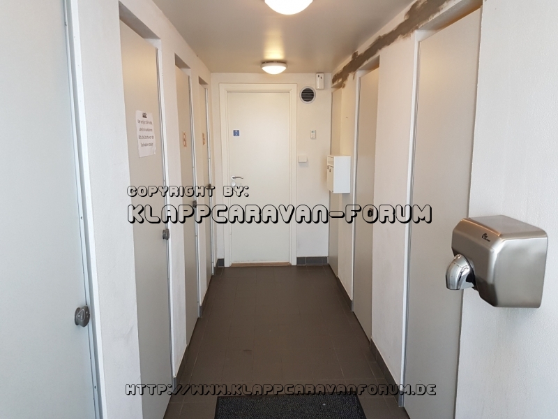 Broager Flur im Sanitärgebäude