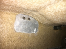 Herausgebrochene Öse