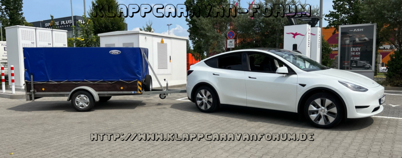 Tesla mit Hänger an Ionity 2
