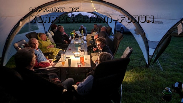 Abendliches Treffen in der Partyhöhle 2