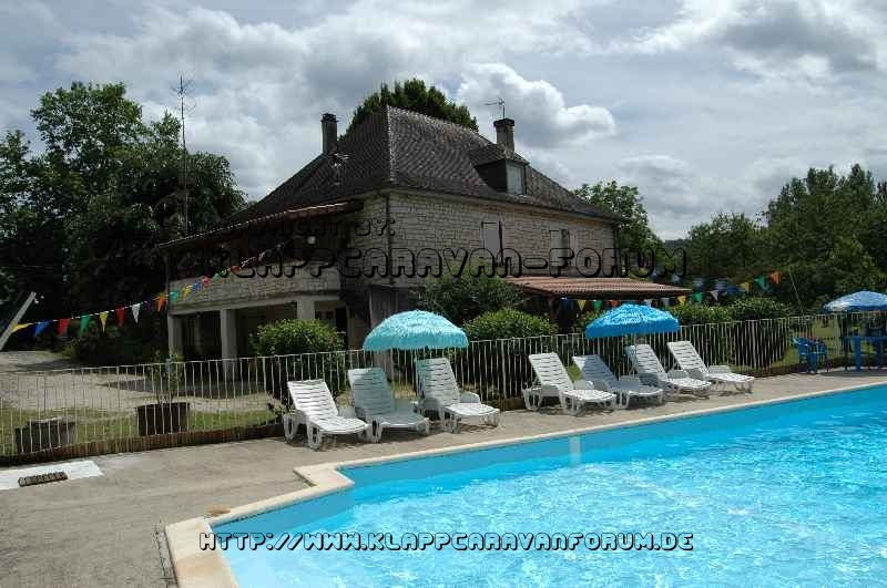 Camping La Perigourdine - Haupthaus mit Pool