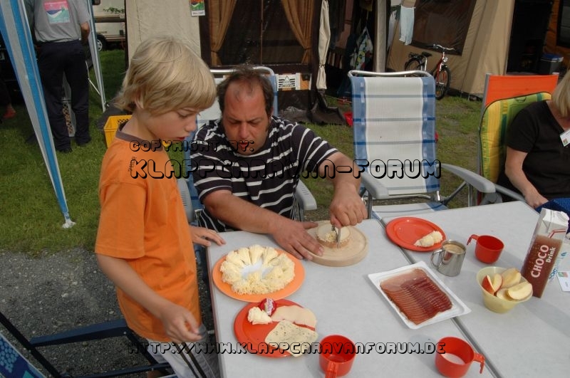Käsefrühstück - Urs hobelt Käseblumen