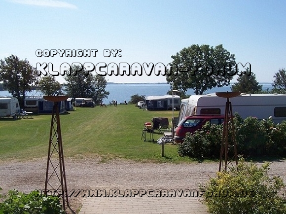 Blick Sanitärgebäude Nabcamping Richtung Ostsee