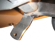 Stoßdämpfereinbau - Frisch angeschweißte Haltelasche